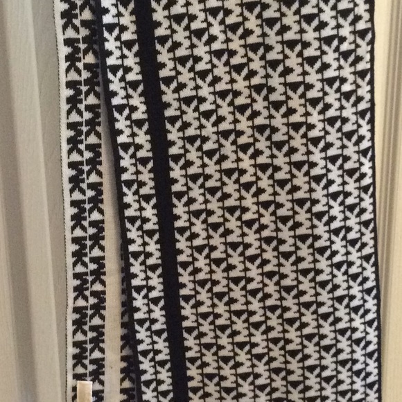 Michael Kors shawl and scarf. - Picture 5 of 8